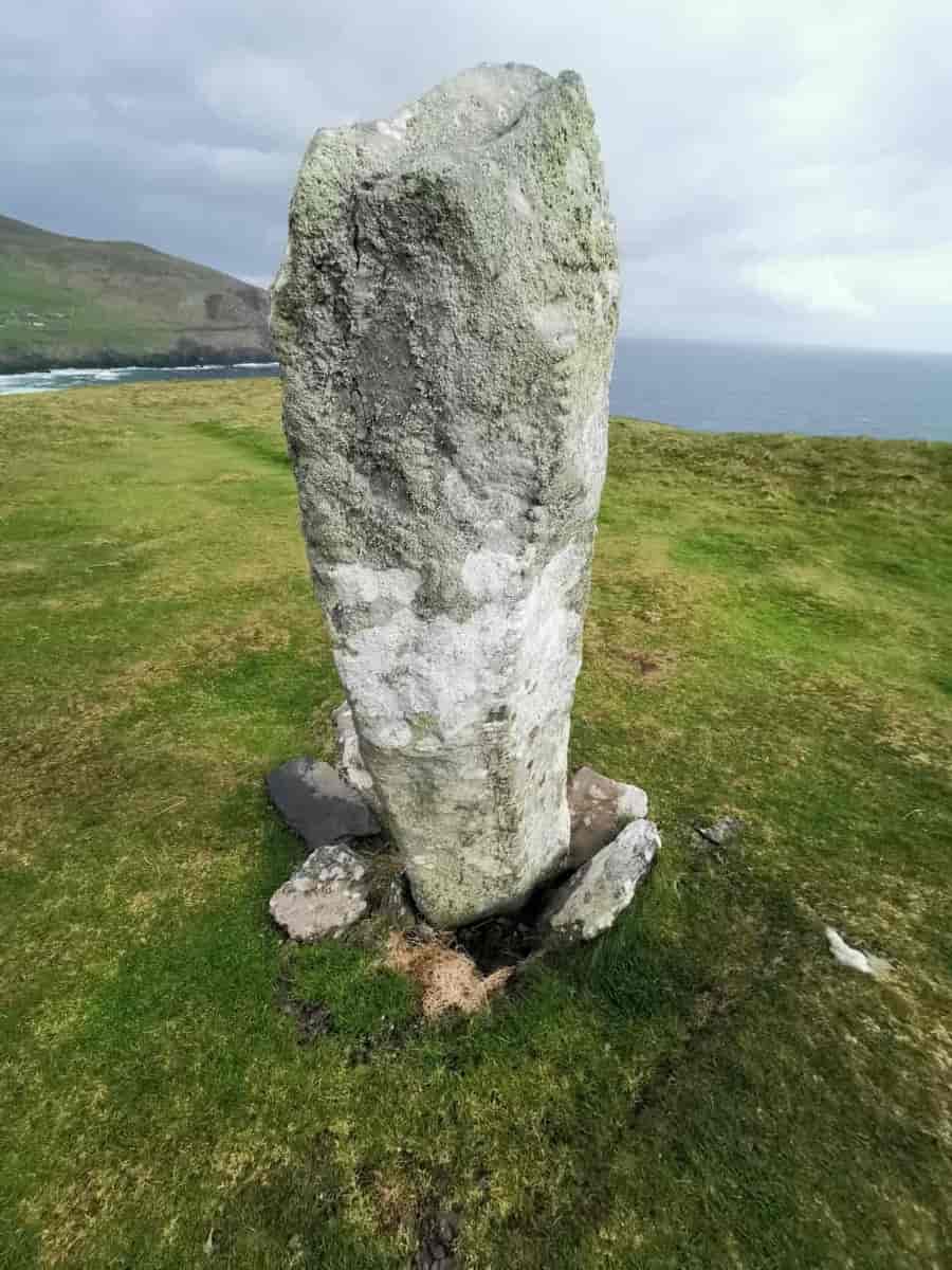 Sten fra Dunmore Head med ogham-indskrift.
