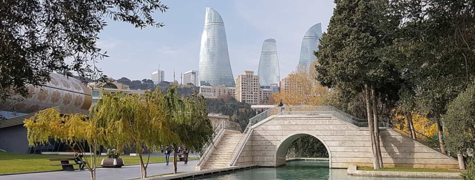 Baku med moderne skyskrabere, ældre huse og parkanlægget Mini-Venice. Foto: 2019