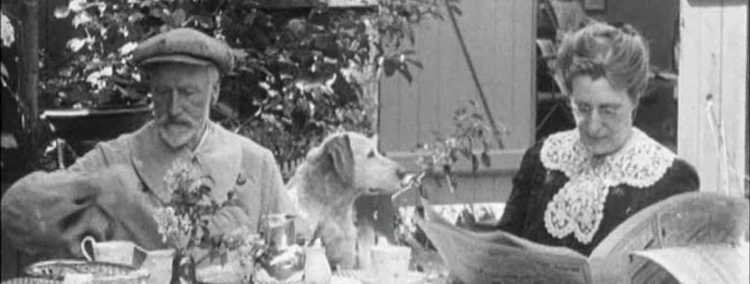 Emma Gad med sin mand, Urban Gad, i deres sommerhus i Humlebæk. Fra filmen Admiral Gad (1913).