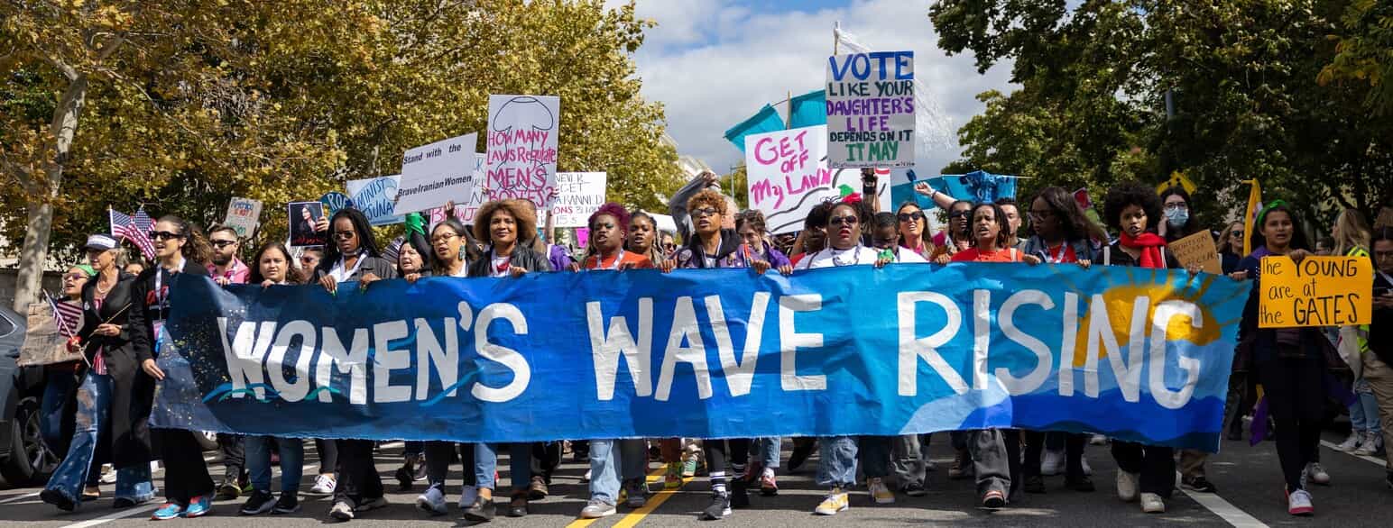 I byer i hele USA førte omstødelsen af Roe v. Wade den 8. oktober 2022 til demonstrationer for fri abort. Her Washington DC.