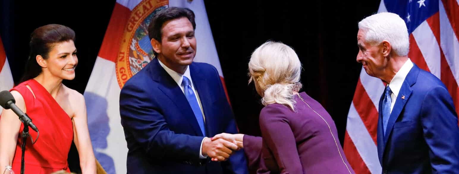 Midtvejsvalg 2022. Efter en politisk debat giver Floridas republikanske guvernør Ron DeSantis hånd til Chelsea Grimes, forlovet med hans demokratiske udfordrer Charlie Crist (th.).