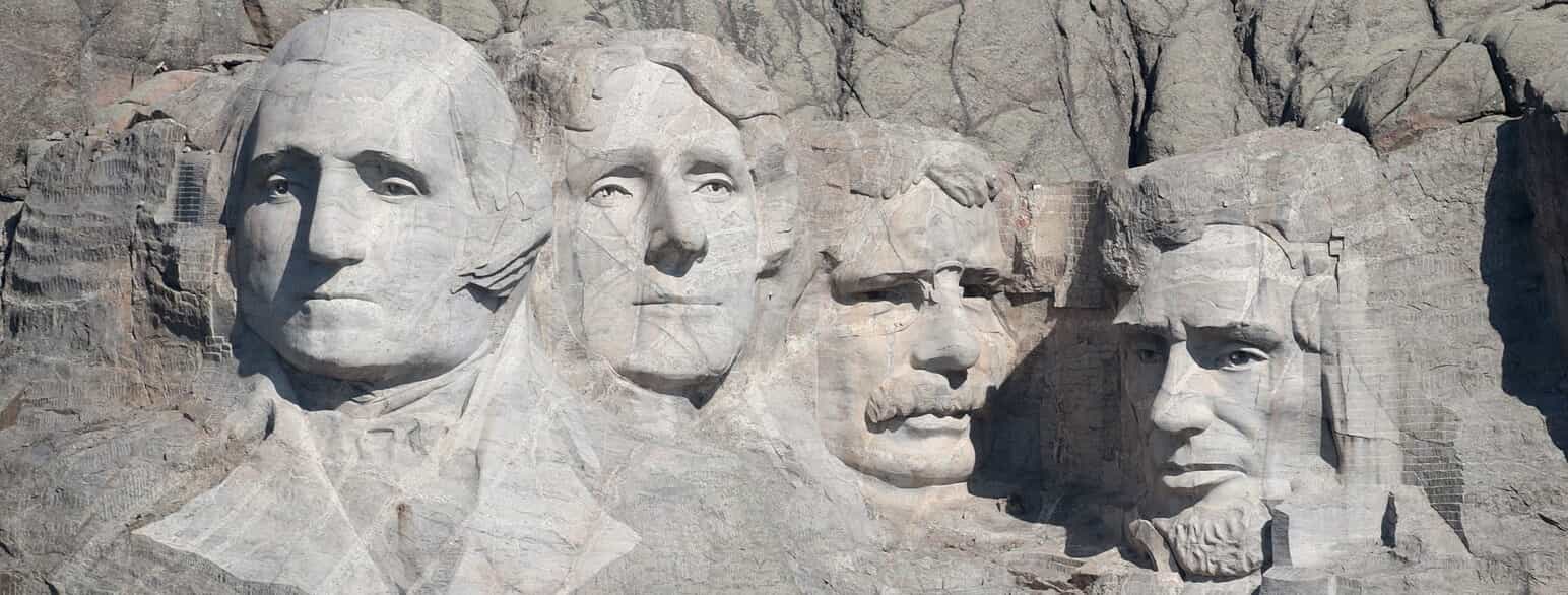 De fire amerikanske præsidenter George Washington, Thomas Jefferson, Theodore Roosevelt og Abraham Lincoln udhugget i Mount Rushmore i South Dakota.