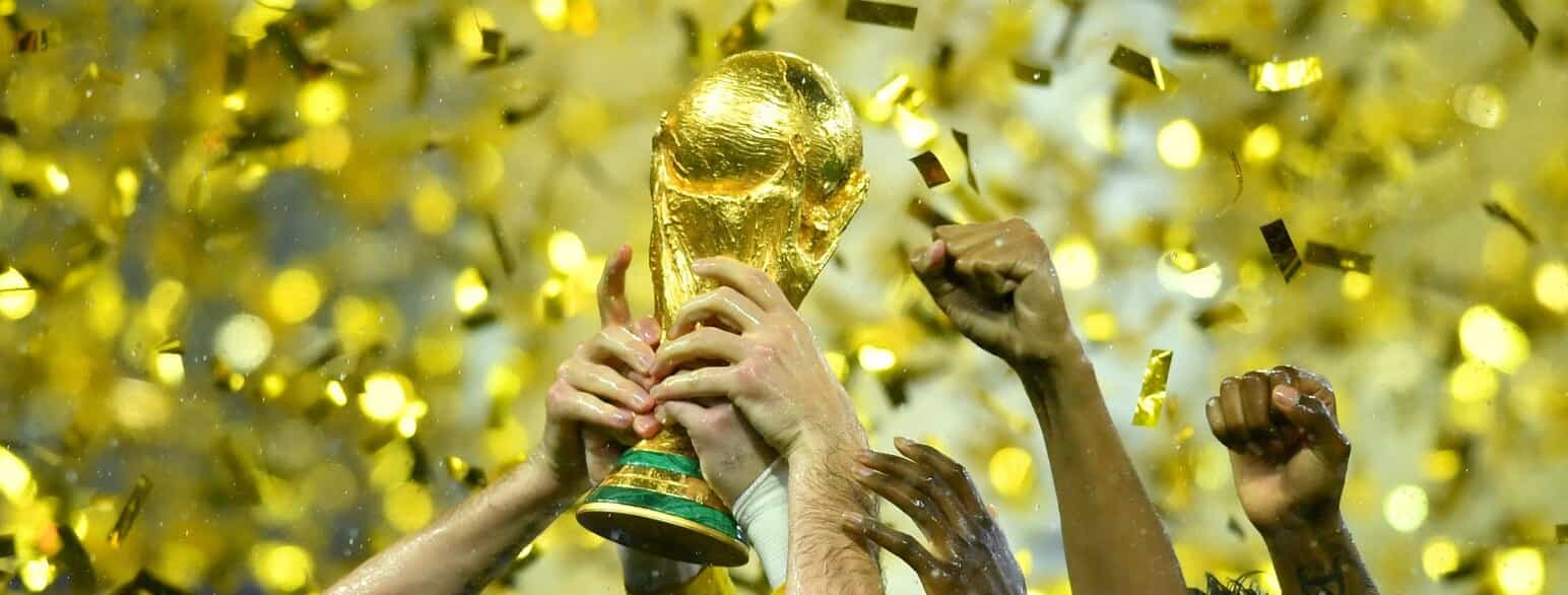 Verdensmestrene i fodbold løfter VM-pokalen