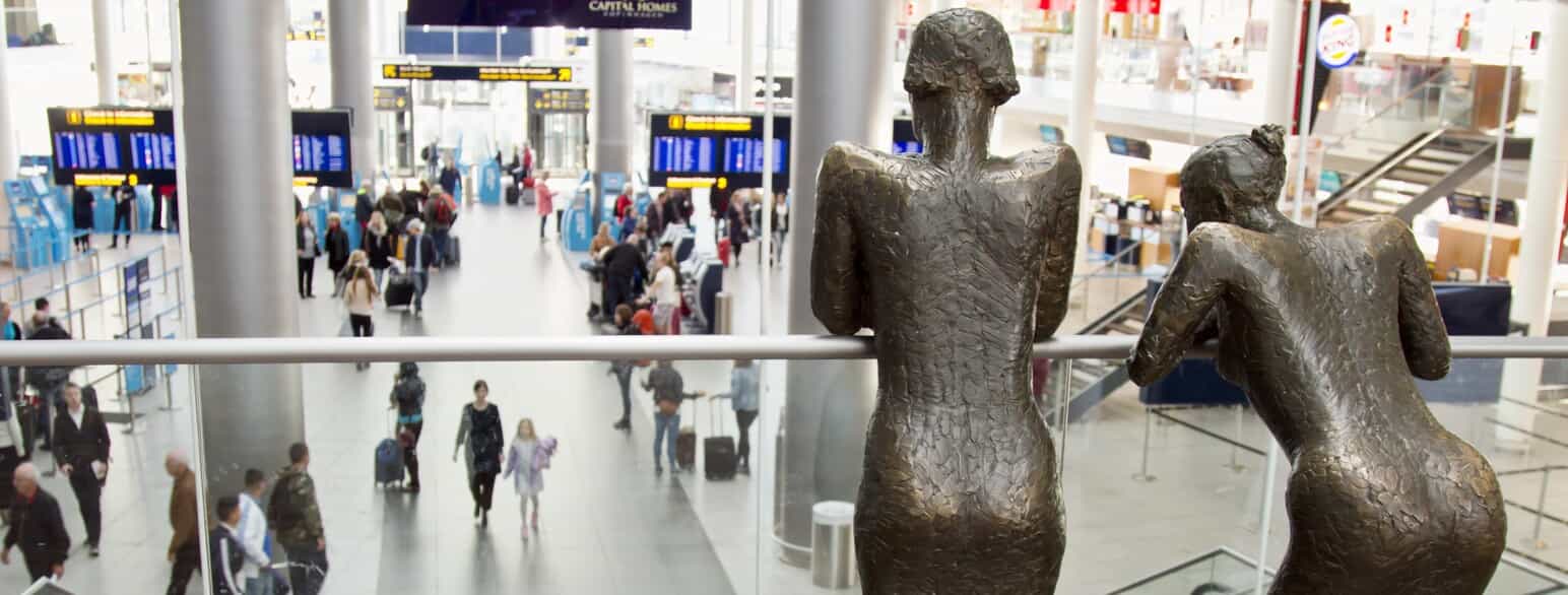 Hanne Varmings skulpturer "Pigerne fra Paris" fra 1999 læner sig over over gelænderet i Terminal 3 i Københavns Lufthavn, 2015