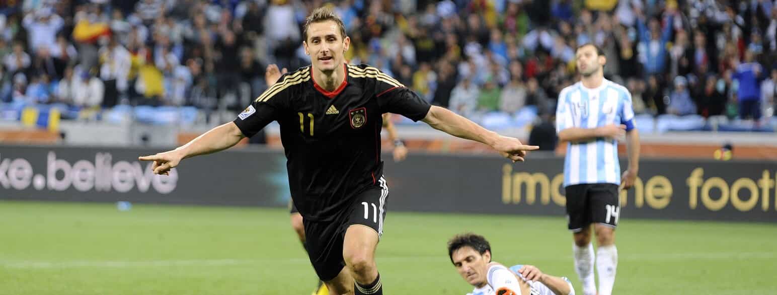 Miroslav Klose jubler over sit mål til 4-0 i kvartfinalen mellem Tyskland og Argentina ved VM i 2010