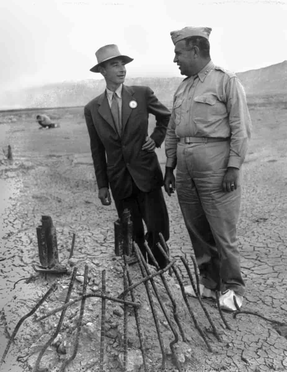J.R. Oppenheimer og L.R. Groves i 1945.