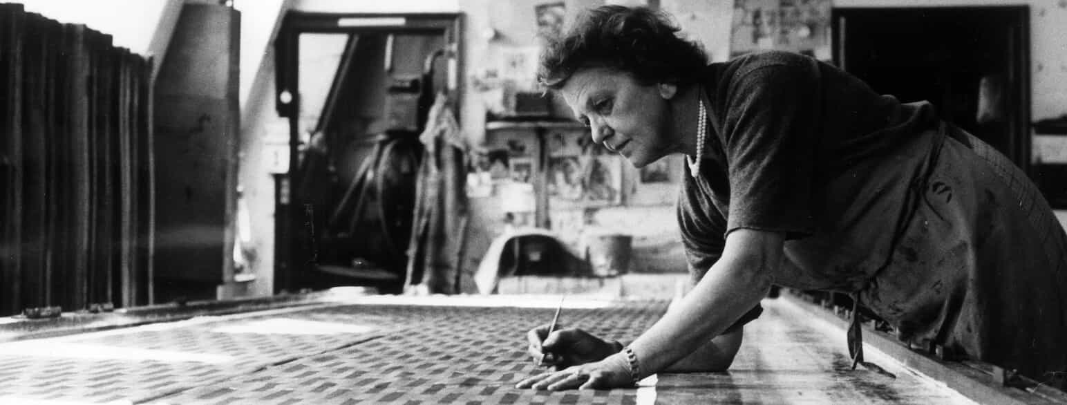 Tekstilkunster Marie Gudme Leth i værkstedet, 1977.