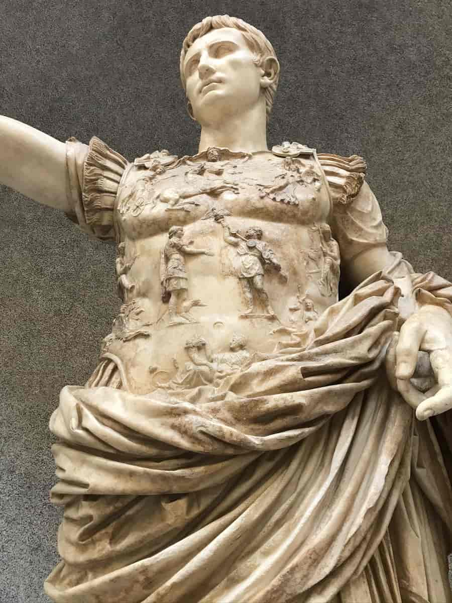 Detaljebillede af Augustusstatuens brystpanser