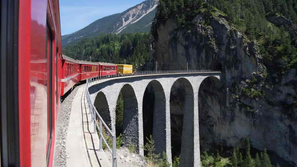 Viadukt med tog i Graubünden, Schweiz.
