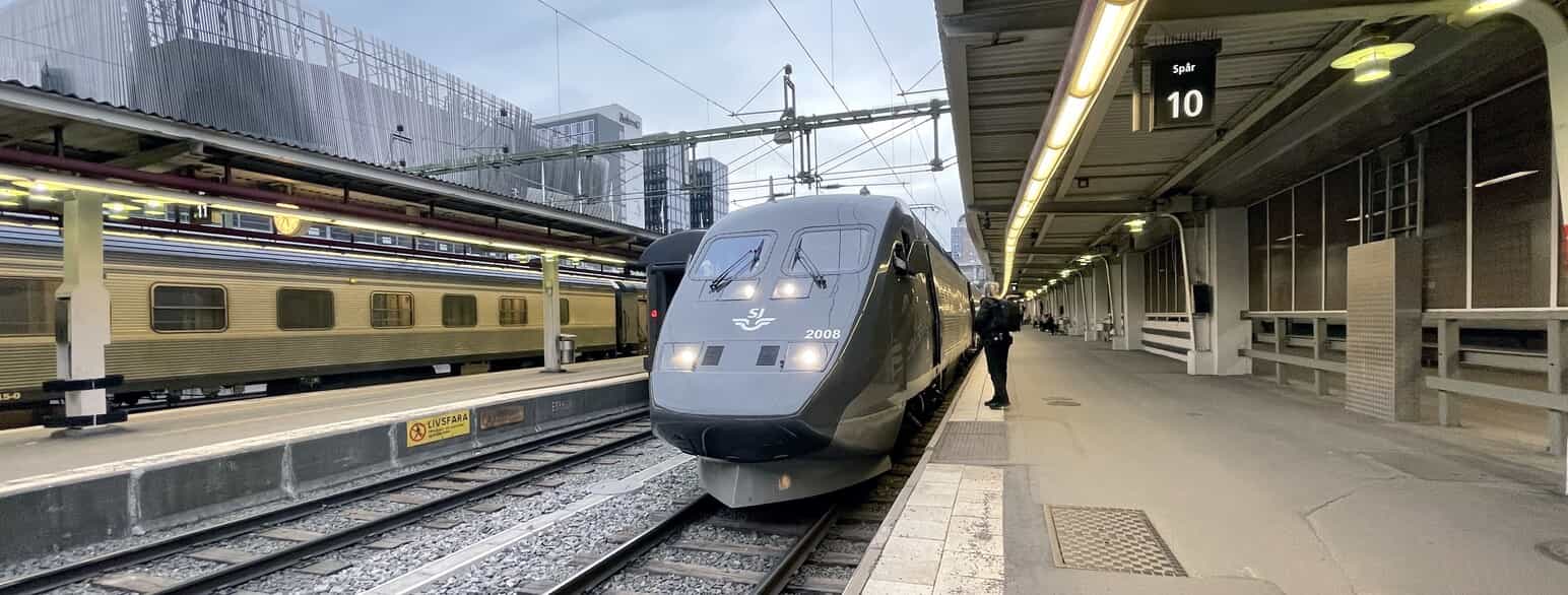 Et af de nyrenoverede X 2000-tog på Centralstationen i Stockholm, marts 2022.