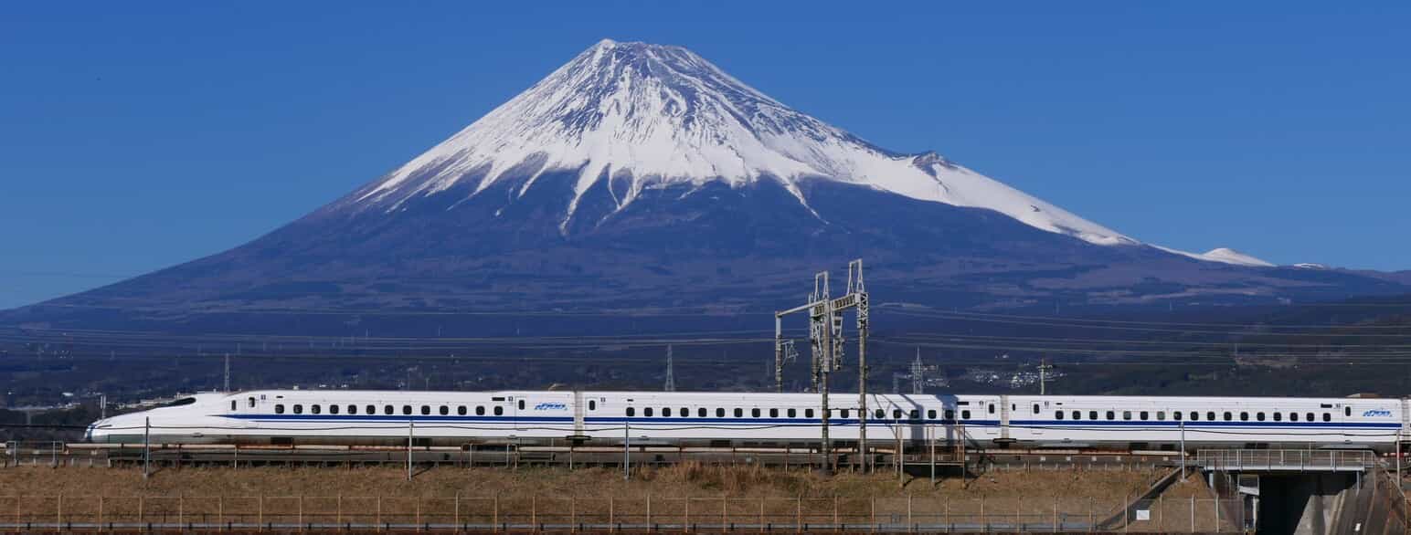 Et tog på Tokaido Shinkansen-banen passerer Japans højeste bjerg, Fuji. Foto fra 6.2.2021.
