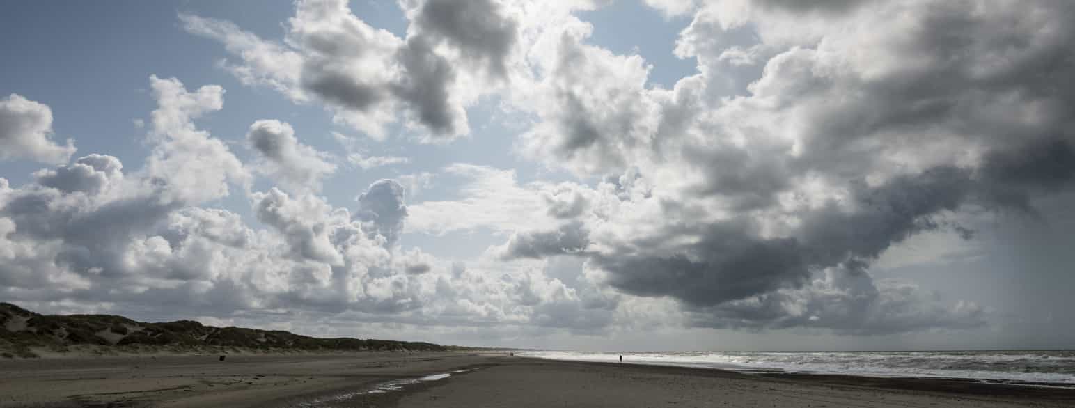 Dramatisk himmel ved Houstrup Strand i Varde Kommune