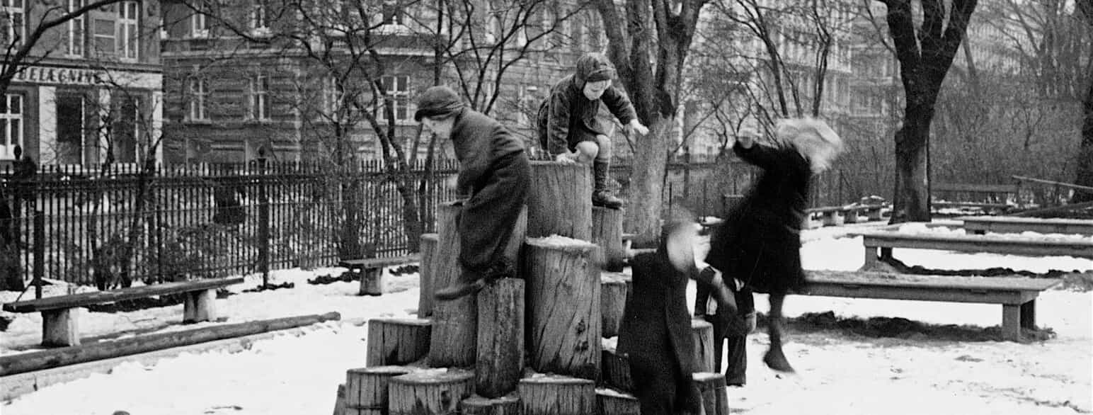 Legende børn på en legeplads i Ørstedsparken i København, 1944