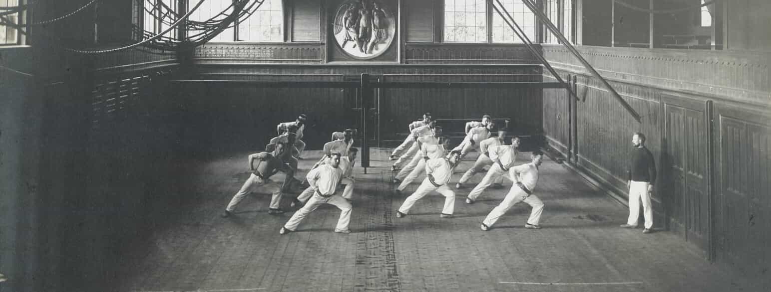 Gymnastikundervisning for mænd på Vallekilde Højskole omkring år 1900