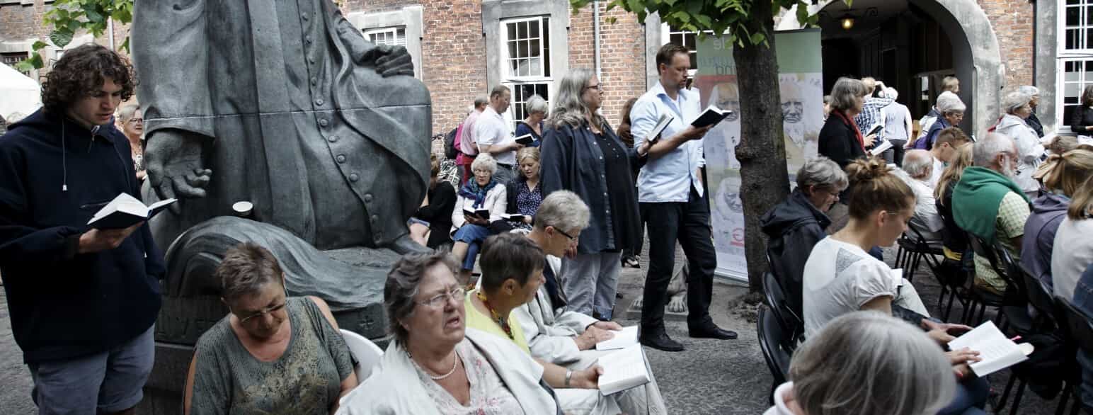 Fællessang foran statuen af N.F.S. Grundtvig på Vartov i København