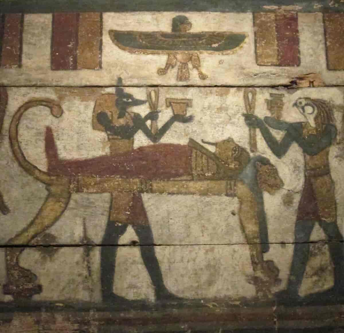 Anubis tager sig af en mumie sammen med falkeguden Sokar. Fra en mumiekiste i Medelhavsmuseet, Stockholm