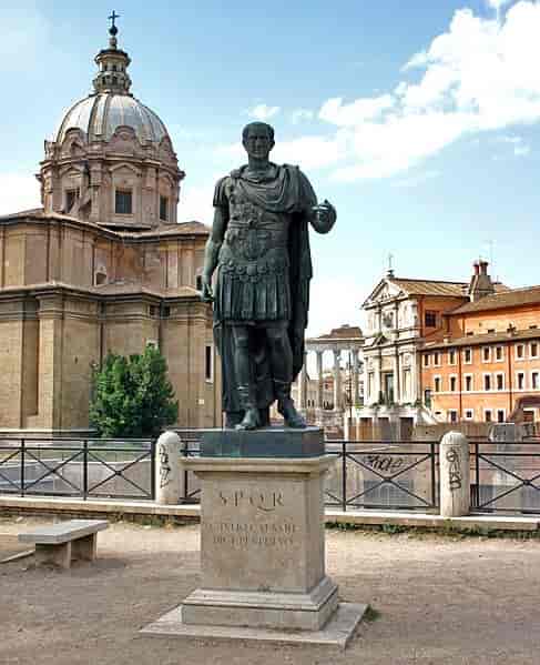 Bronzestatue af Cæsar, som står i det lille anlæg ved Cæsars Forum. Statuen er en kopi. 