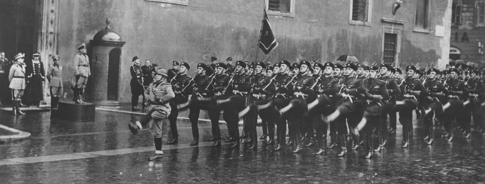 Mussolini (på podiet) beskuer en parade af sortskjorter ved Palazzo Venezia i Rom i februar 1940 på 17-årsdagen for etableringen af deres milits.