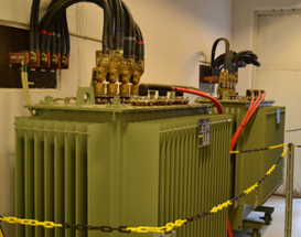 Eksempel på en transfromer på en fabrik, der omformer fra 10 kV til 400 V 