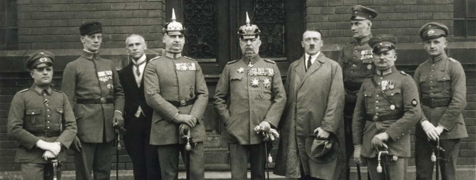 NSDAP-medlemmer under retssagen efter Ølstuekuppet i 1923. I midten står Erich Ludendorff og til højre for ham partilederen Adolf Hitler.