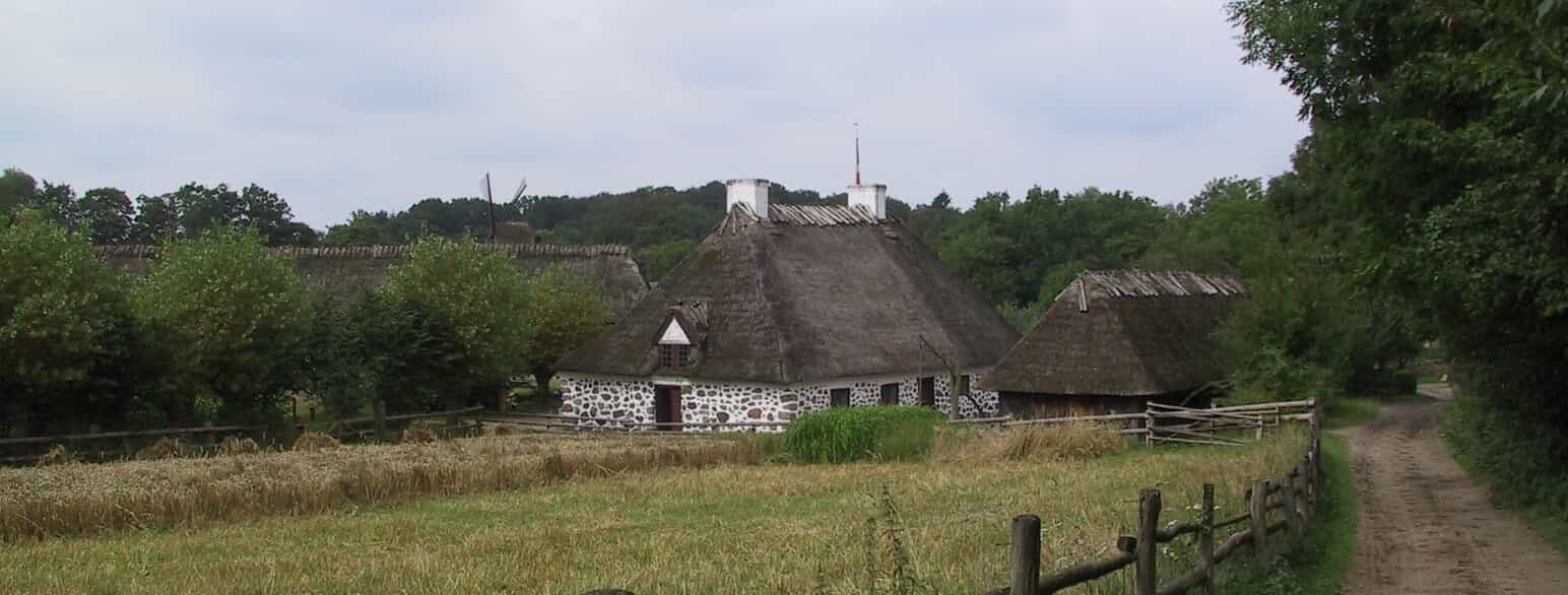 Landboreformerne i Danmark (påbegyndt i 1758) betød at landsbyernes nære fællesskab gradvis bevægede sig mod en adskillelse.