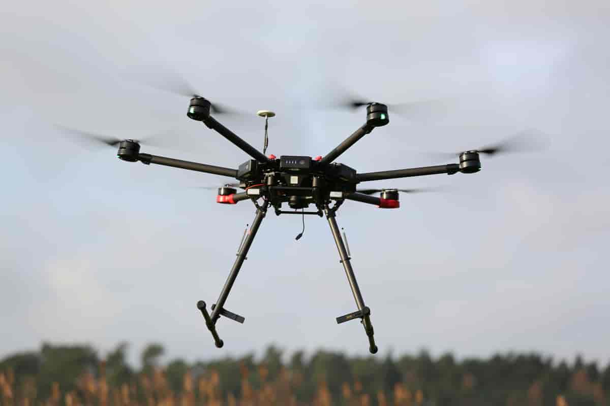 DJI Matrice 600 drone med seks rotorer, set bagfra.