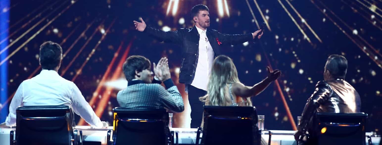 Anthony Russell foran dommerne Simon Cowell, Louis Tomlinson, Ayda Williams og Robbie Williams i 2018-finalen af det britiske X Factor