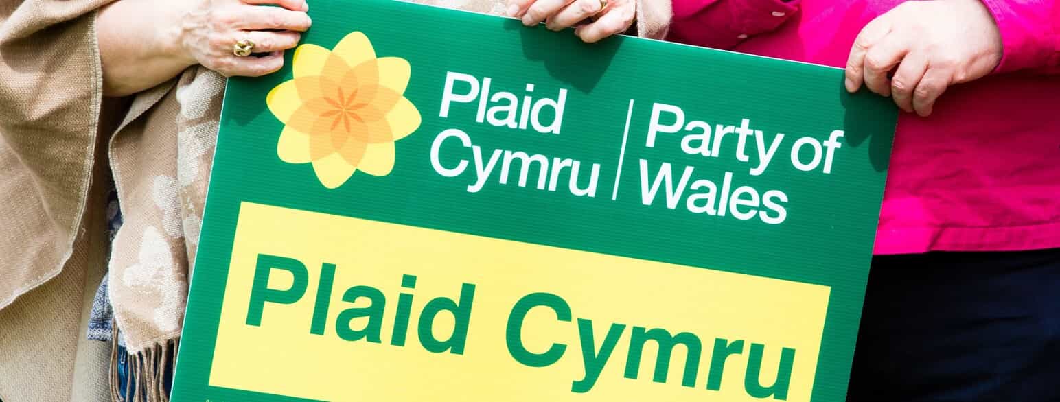 To tilhængere holder valgplakat for Plaid Cymru, 2016