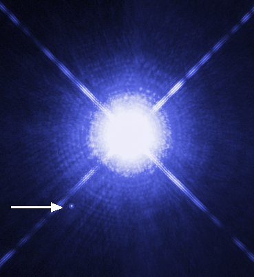 Dobbeltstjernerne Sirius A og B. Sirius B, som er  en hvid dværg, er den lille prik ved pilen.