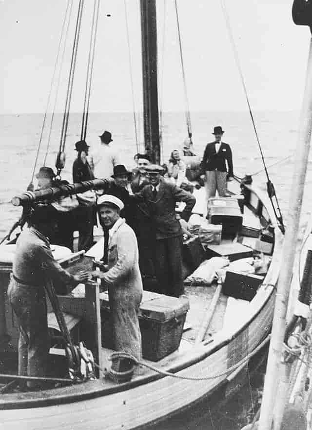 Fiskere sejler flygtninge fra Danmark til Sverige, ca. 1945.
