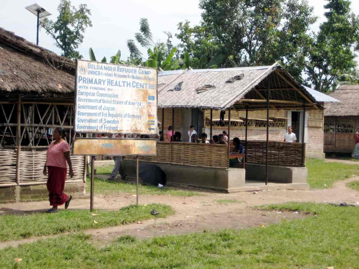 Bhutanske flygtninge foran sundhedsklinikken i en flygtningelejr i Nepal. 2008.