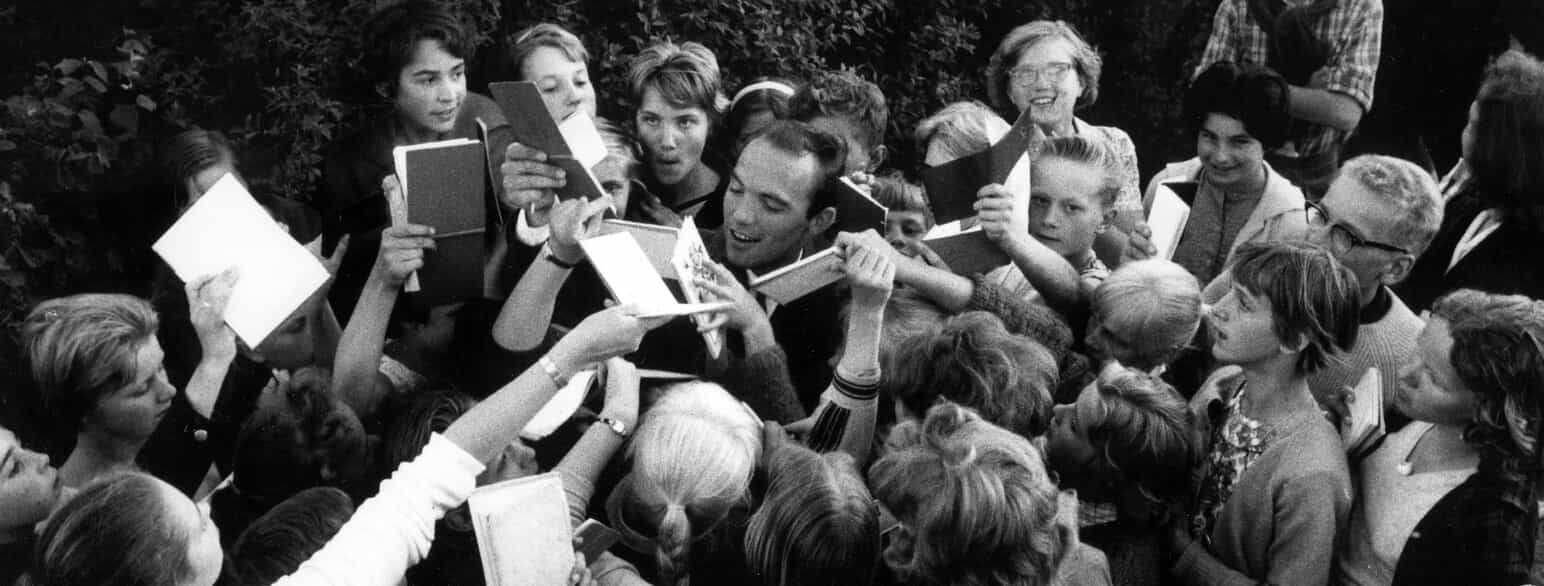 Den unge Otto Brandenburg skriver autografer til sine fans. 1959.