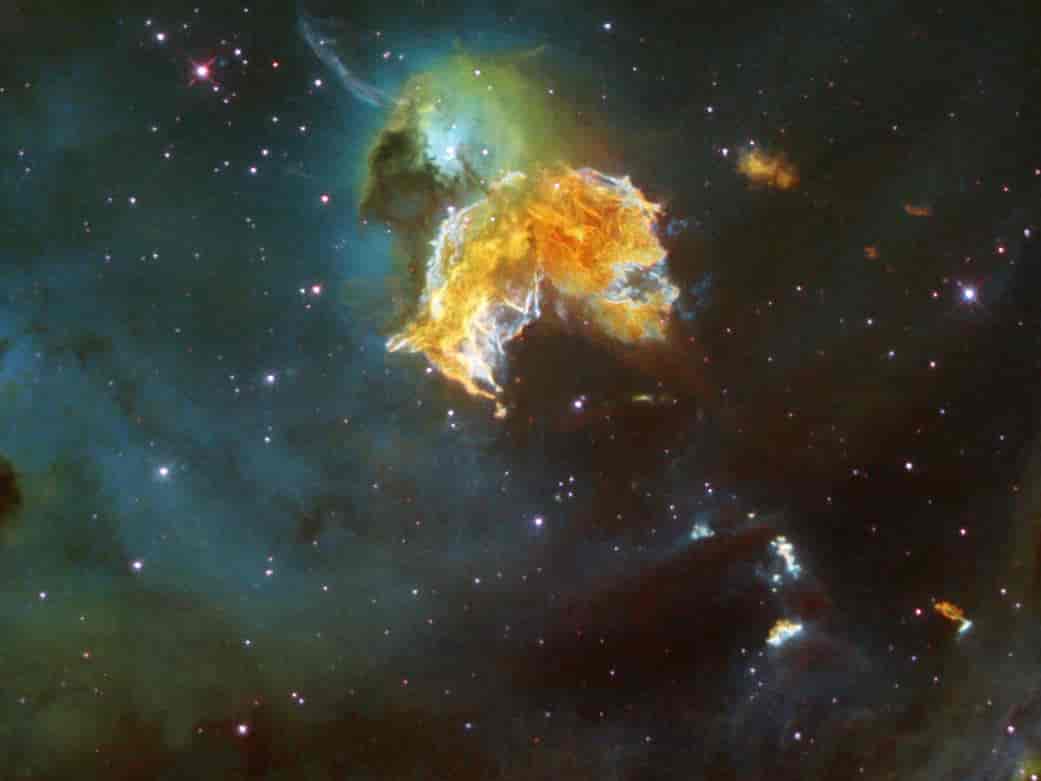 Resterne af en meget tungt stjerne, der eksploderede i en supernovaeksplosion. Billedet er taget af Hubble-teleskopet. Tågen kaldes N 63A.