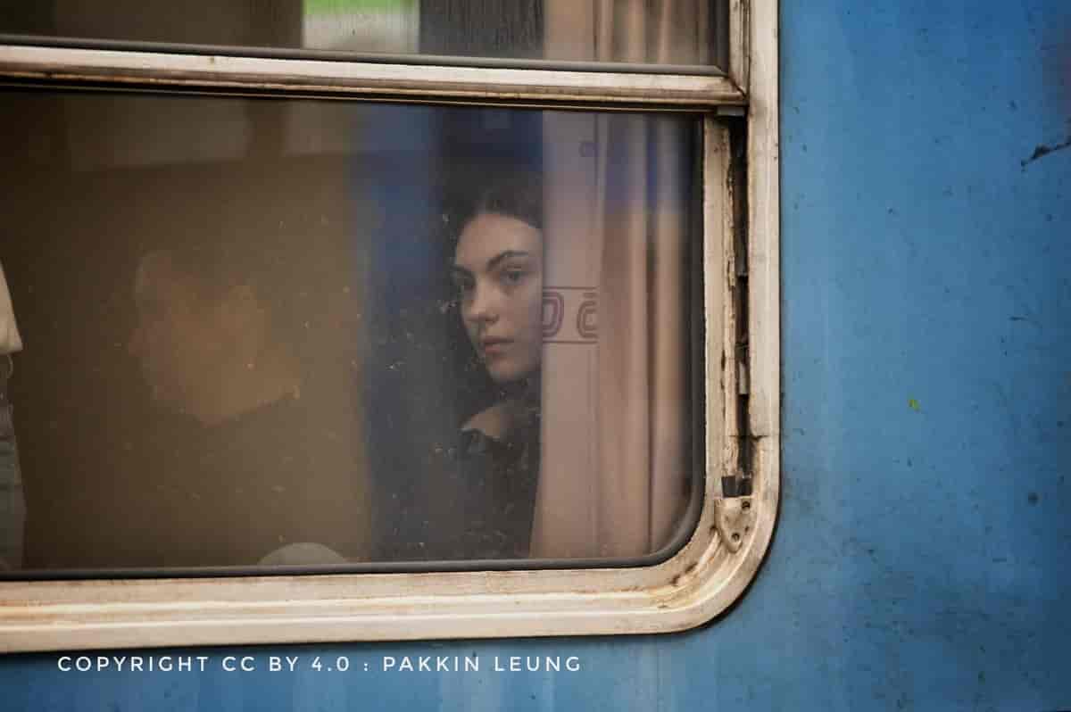 Ukrainsk kvinde på flugt fra krigen i Ukraine i 2022. Fotograferet gennem togvindue på Przemyśl Główny Station i Polen.