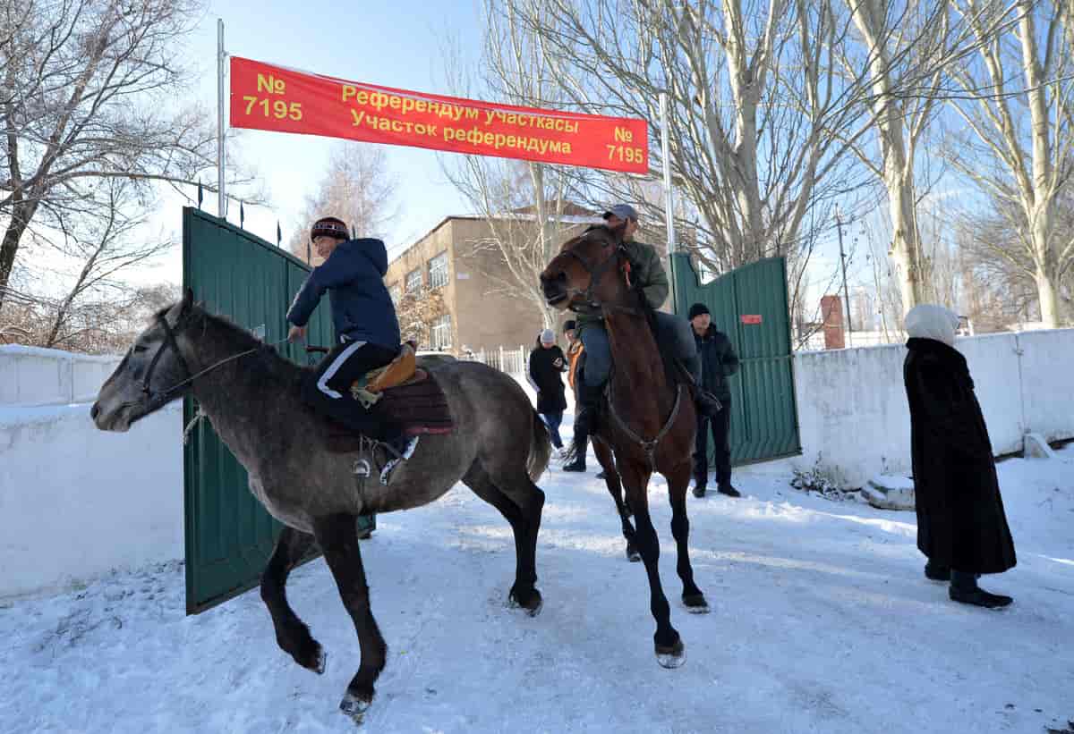 Vælgere til hest ved folkeafstemning i Kirgisistan 2016.