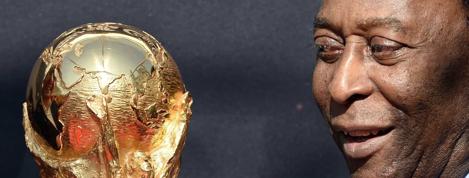 Pelé beundrer VM-pokalen, som han selv var med til at vinde tre gange. Foto fra 2014.