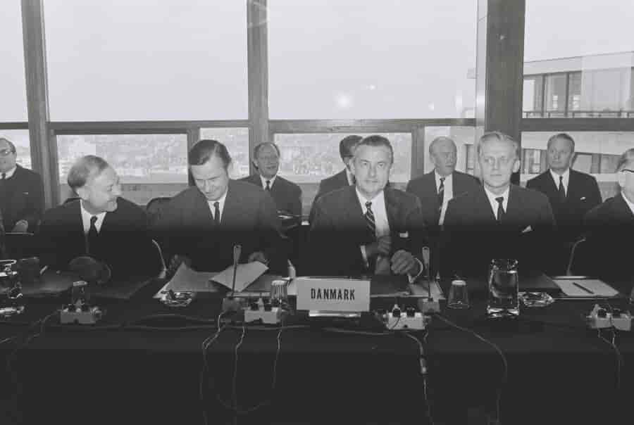 Danmark indleder forhandlinger om optagelse i EF (nu EU) den 22. september 1970. Økonomiminister Poul Nyboe Andersen sidder i midten med diplomaterne Jens Christensen til venstre og Finn Olav Gundelach til højre