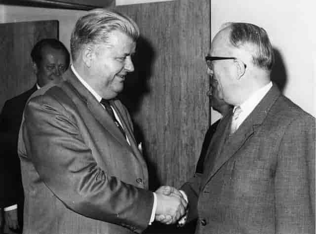 Den daværende danske udenrigsminister, Per Hækkerup, som også var roterende formand for EFTA, mødes med Kommissionens formand, Walter Hallstein, den 12. oktober 1965