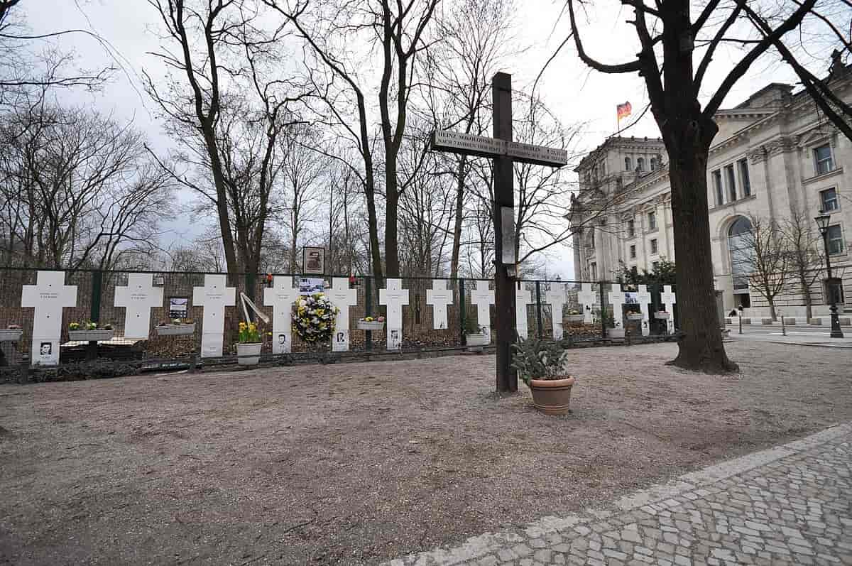 Omkring 100.000 forsøgte at flygte efter, at grænsen mellem DDR og Vesttyskland blev lukket af DDR i 1961. Adskillige hundrede blev dræbt under forsøget. Jorge Láscar har opført dette mindemærke for dem i Berlin.