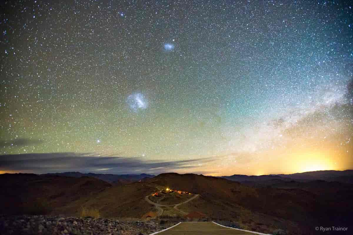 De Magellanske skyer fotograferet over Las Campanas-observatoriet i Andesbjergene.