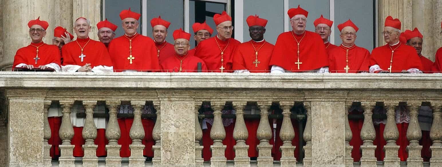 Kardinaler hilser på folk på Peterspladsen i Rom. Billedet er fra 2005, hvor pave Benedikt 16. var nyvalgt.