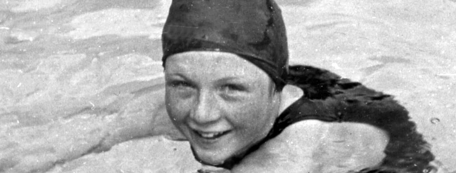 Lille henrivende Inge, fotograferet i svømmebassinet i 1937