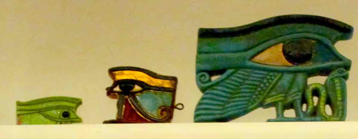 Amuletter udformet som Horusøje. Metropolitan Museum, New York.