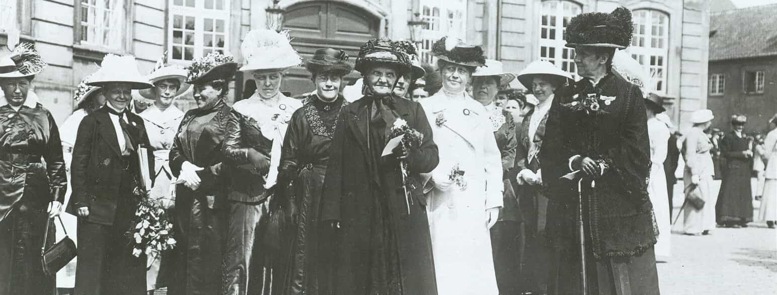 Ved grundlovsændringer i 1915, der gav kvinder valgret, gik Jutta Bojsen-Møller i spidsen for Kvindetoget 5. juni. På billedet står hun naturligt i midten.