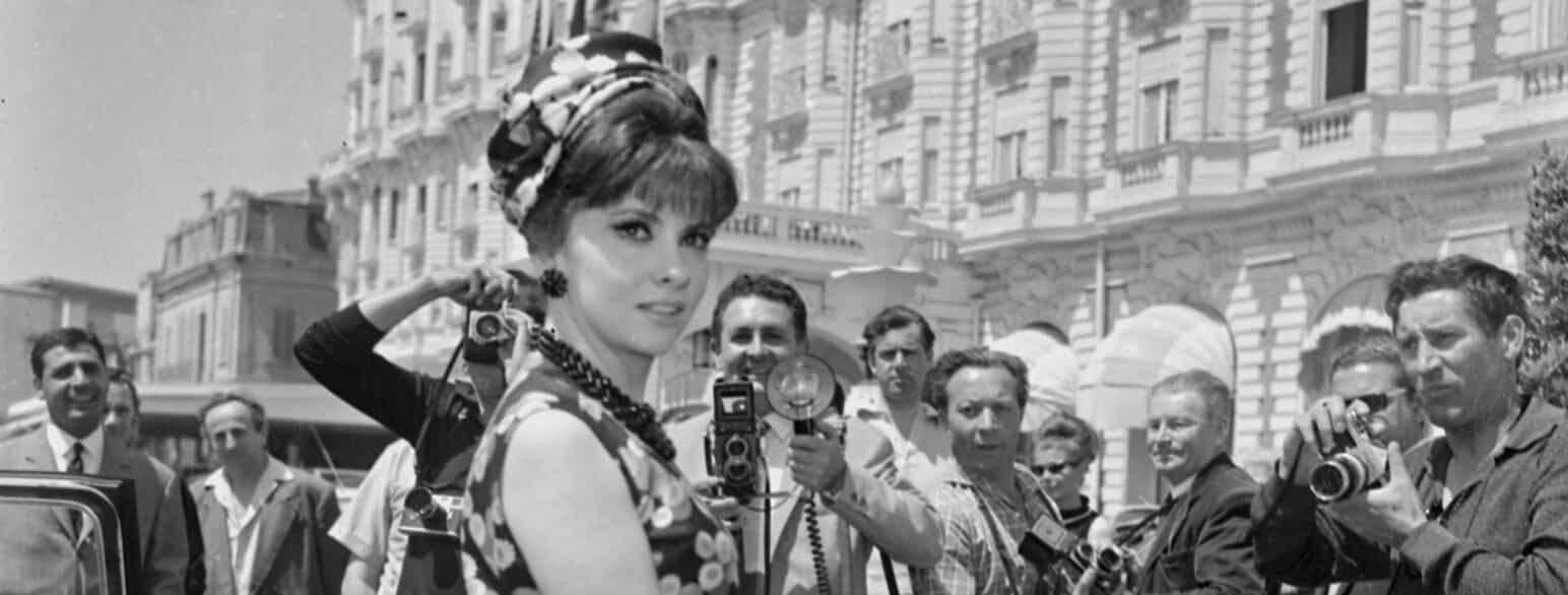 Gina Lollobrigida omgivet af fotografer på filmfestivalen i Cannes 1965