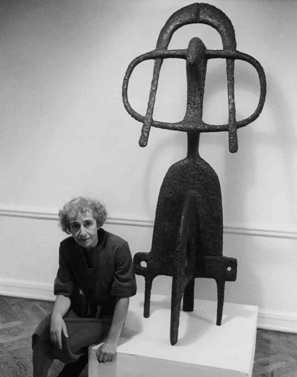 Sonja Ferlov Mancoba sammen med skulptur