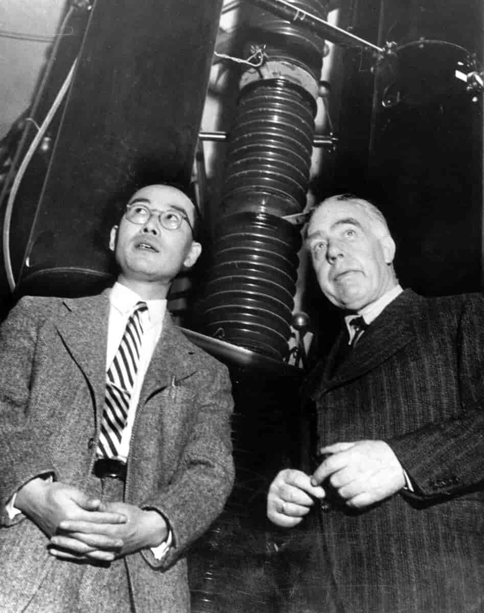 Hideki Yukawa og Niels Bohr i 1949.