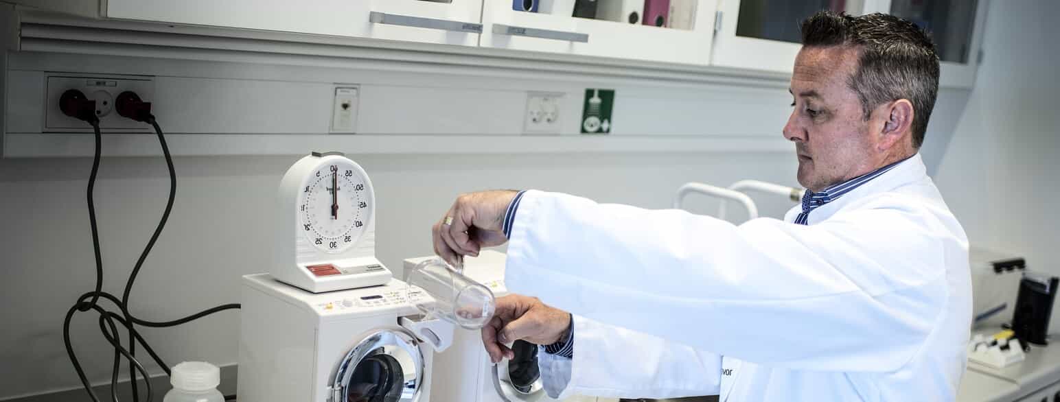  Science Manager, Lee Murphy, på Novozymes tester vaskepulver med og uden enzymer