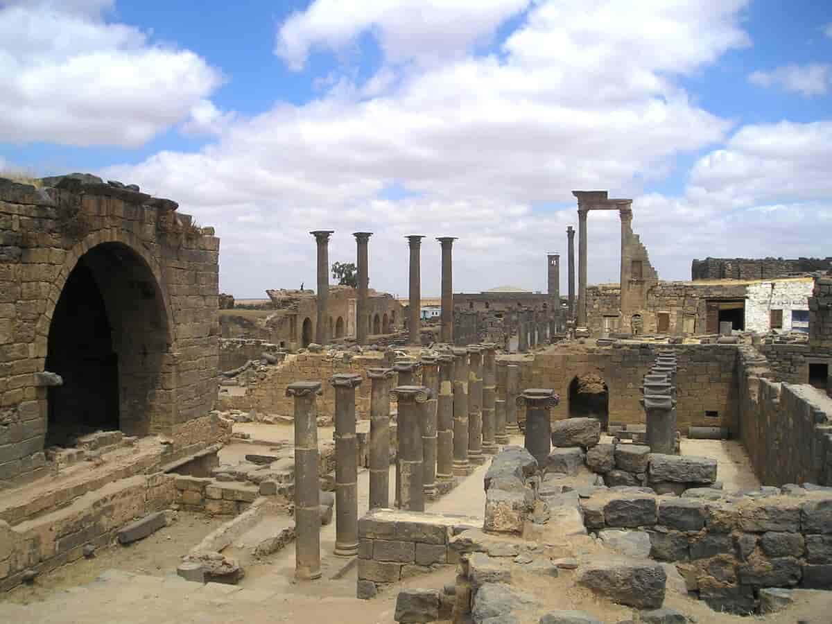 Udsigt over de romerske ruiner i Bosra i 2005. 