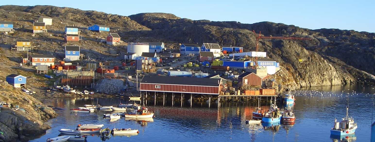 Havnen og fabrikken i bygden Innaarsuit